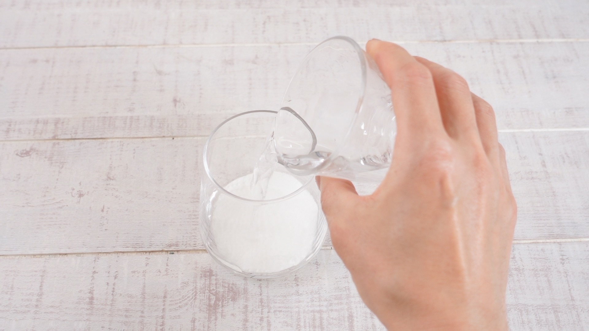 器にキッチンペーパーを入れて水を注いでいる様子