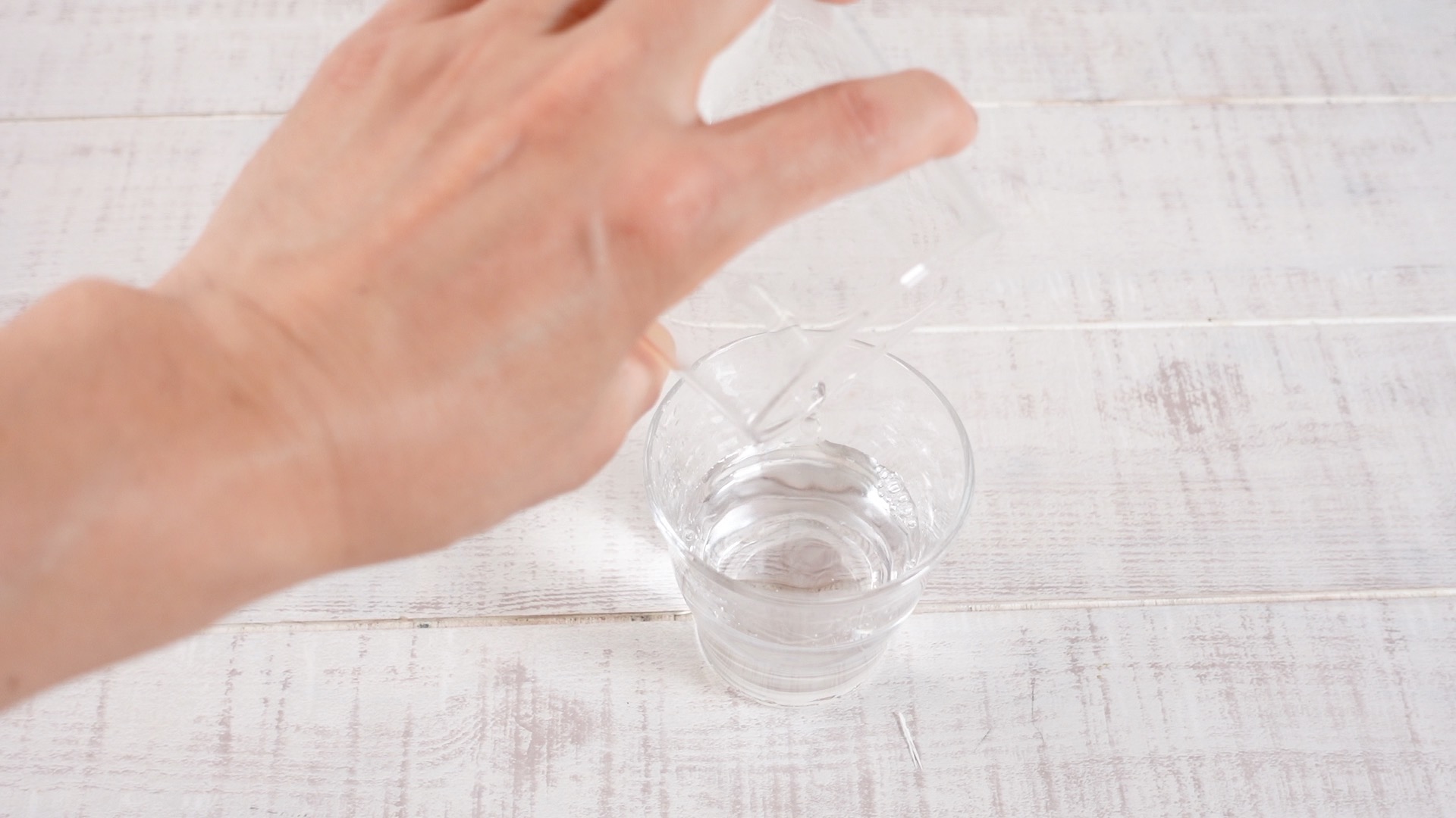 器の水を切っている様子
