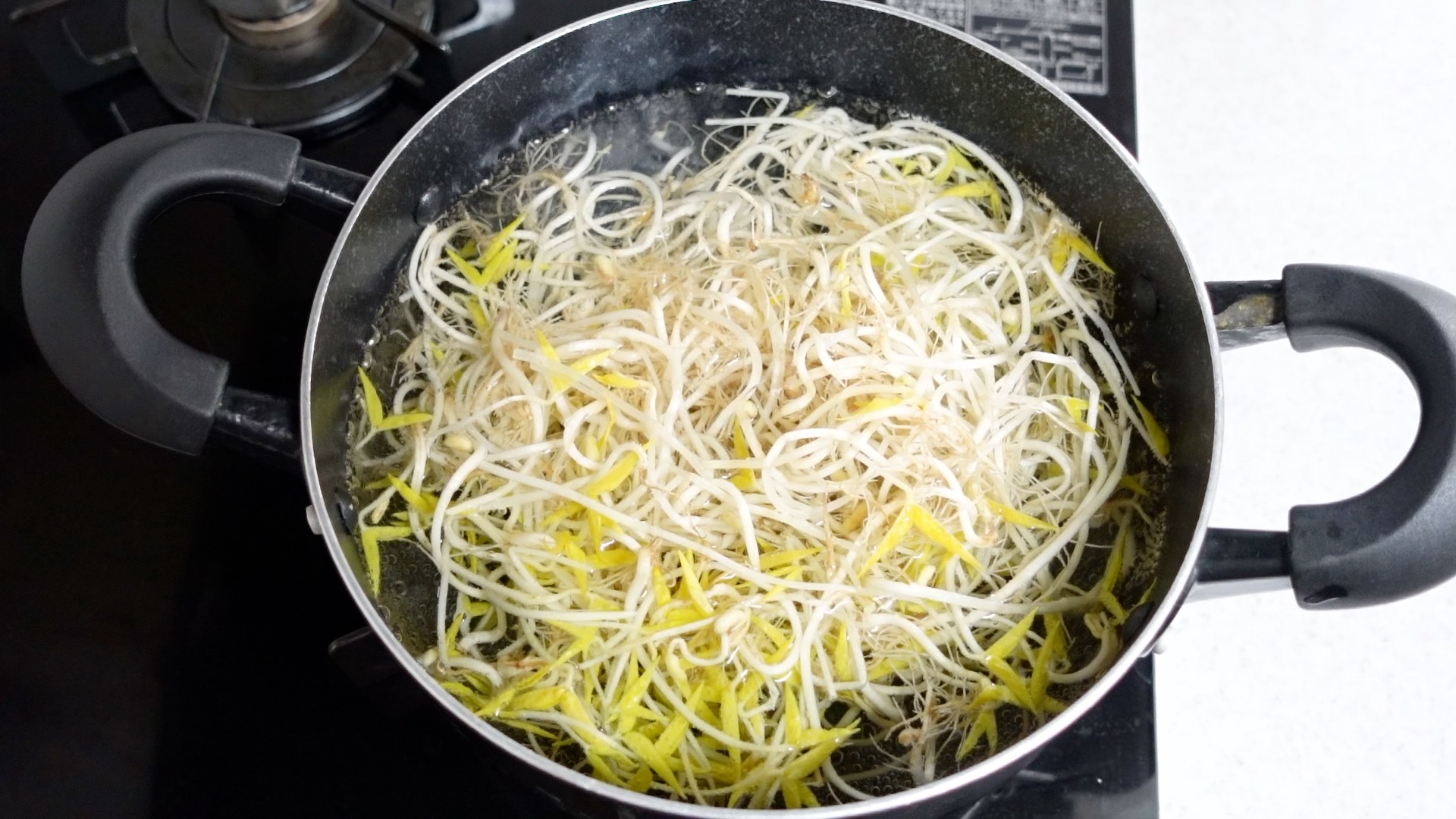 もやしを熱湯で茹でる