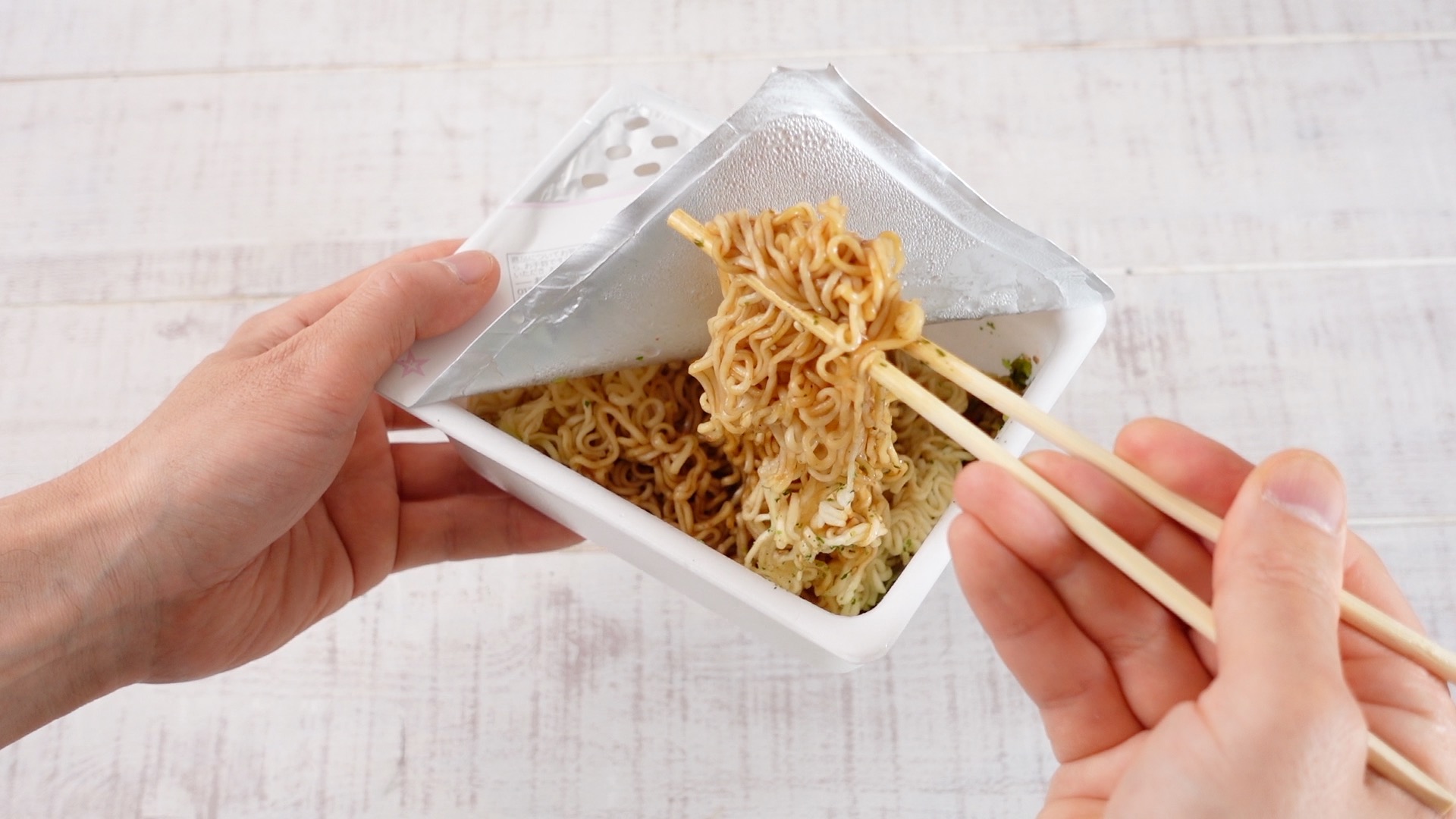 ペヤングを食べている様子