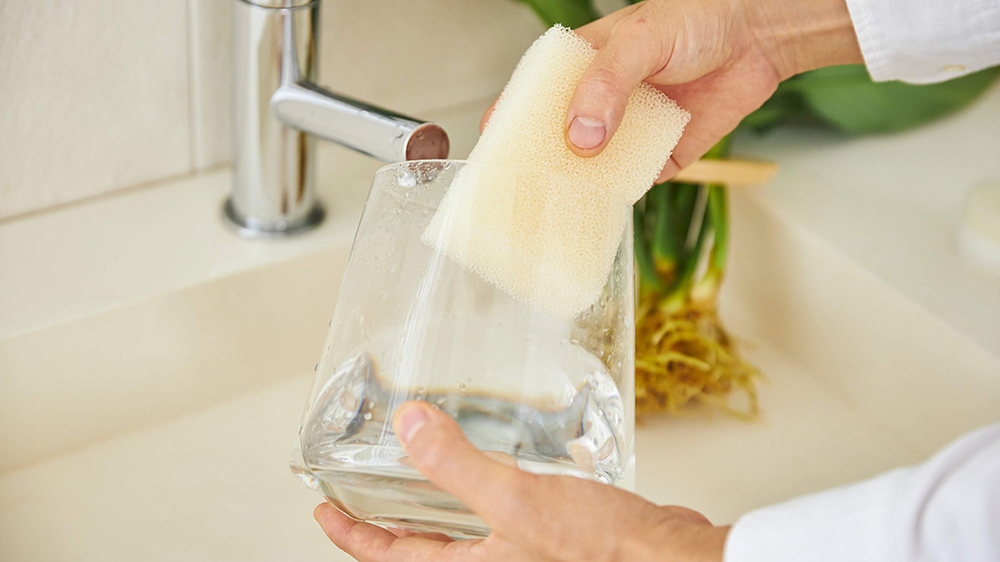 水耕栽培の器を洗っている様子