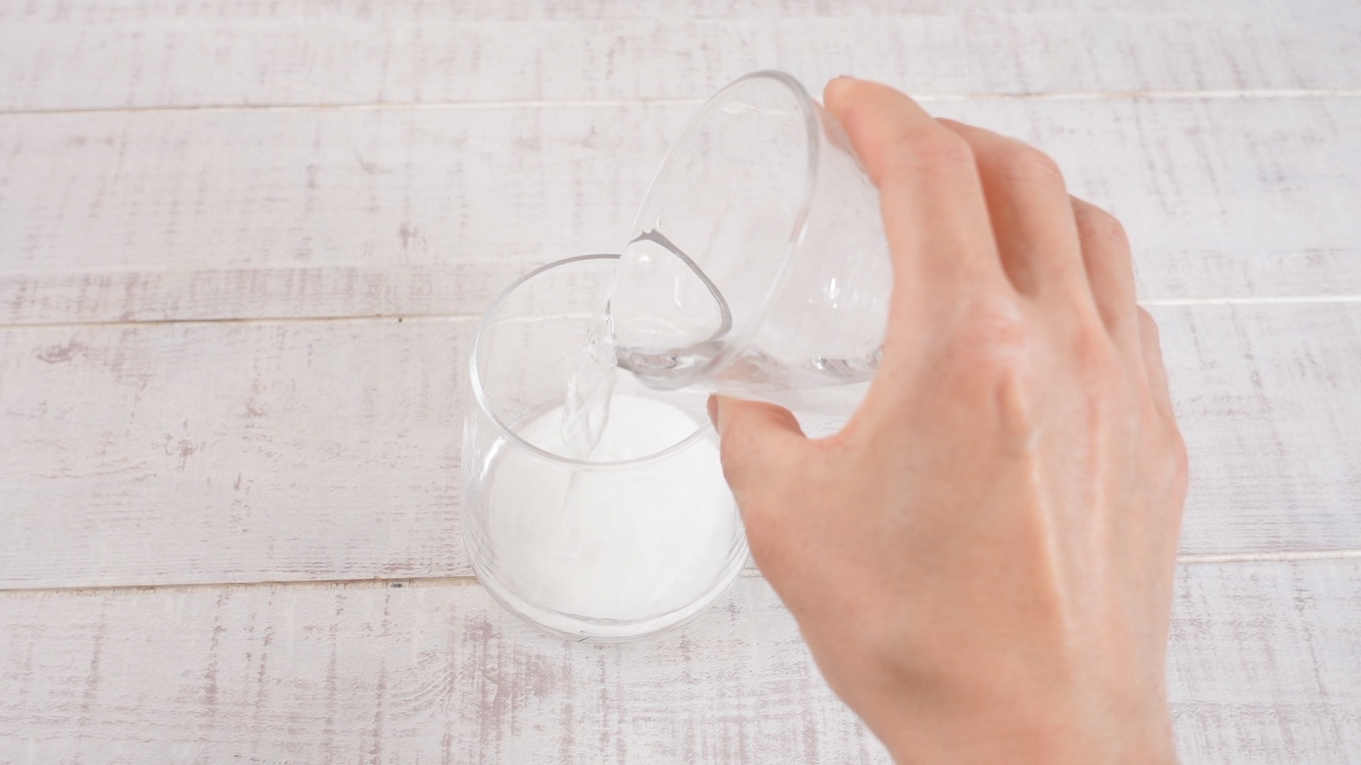 豆苗の器に水を注いている様子