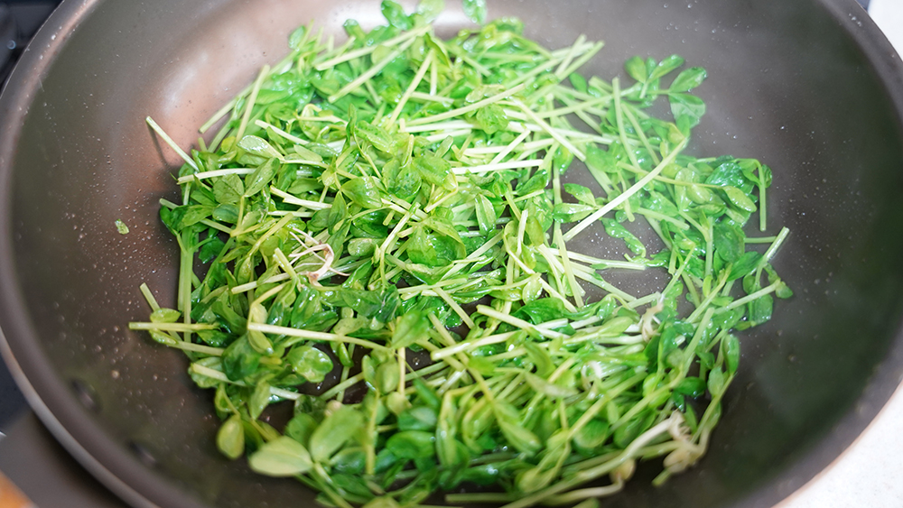 豆苗を炒める 