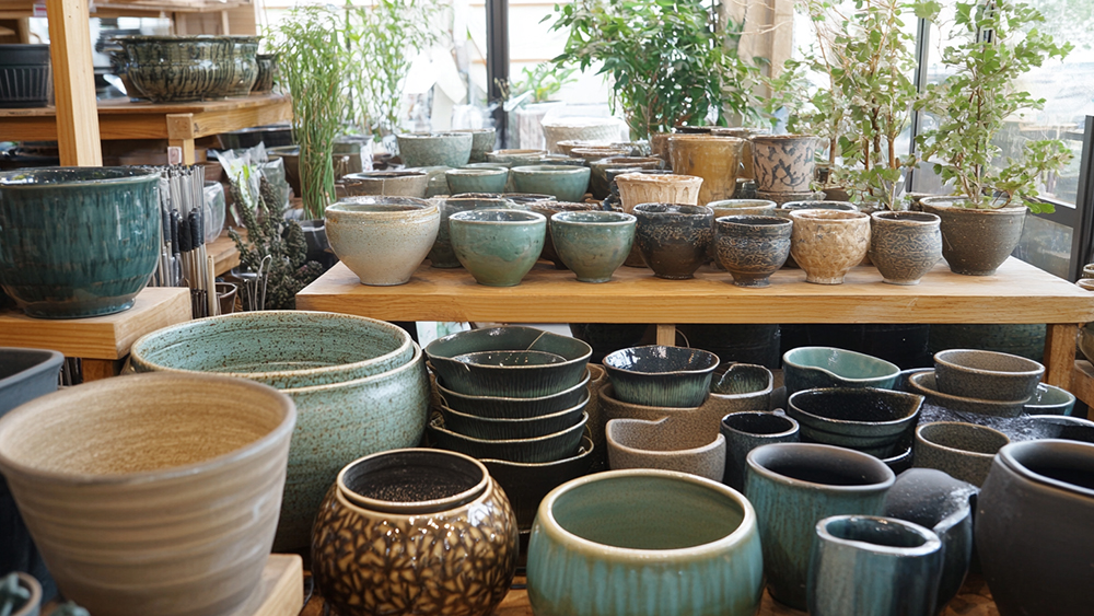 園芸店にたくさんの植木鉢が並んでいる様子