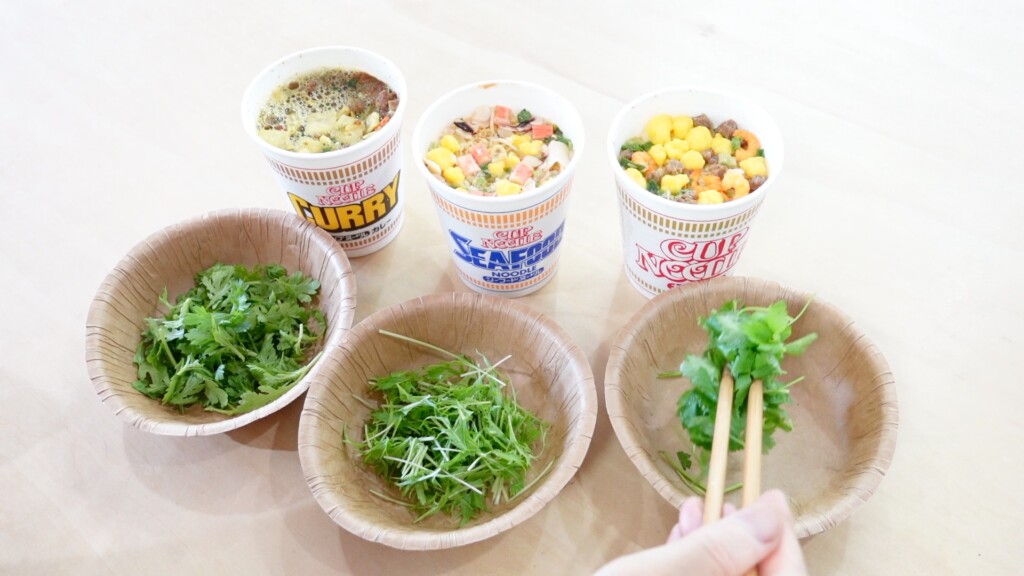 収穫した野菜をカップヌードルに入れ
