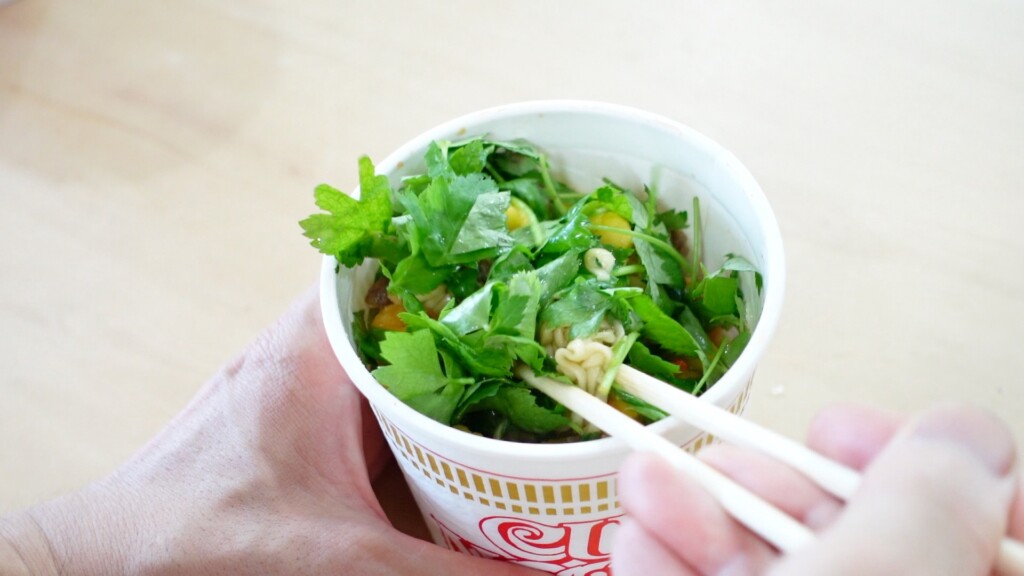 カップヌードルしょうゆ味にみつばを入れた様子