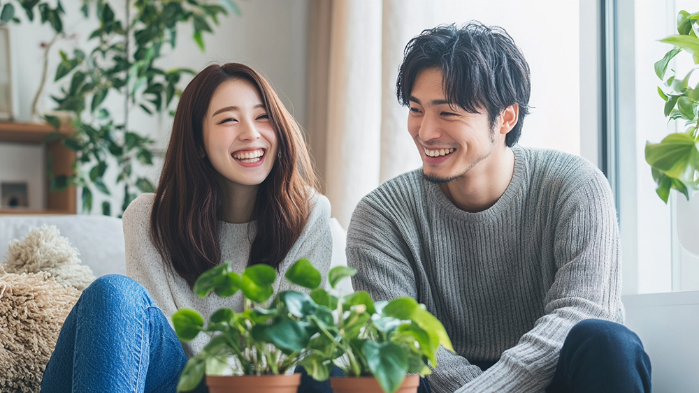ポトスの前で笑い合う男女