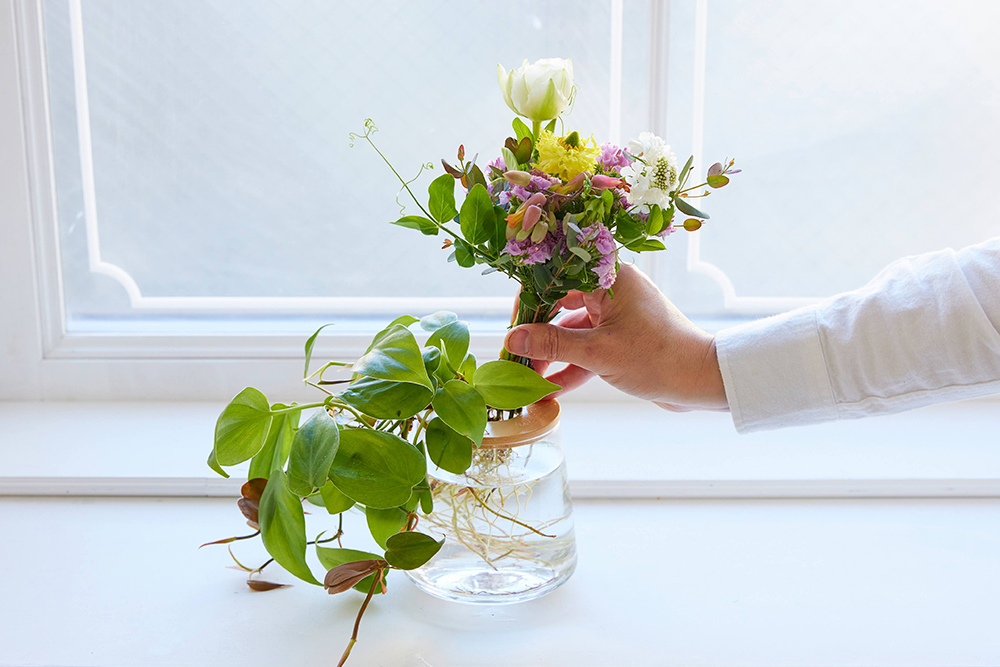 切り花を追加している様子