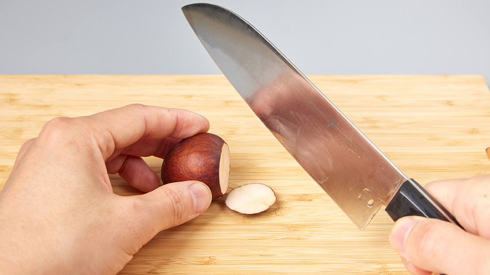 アボカドのお尻部分を切る