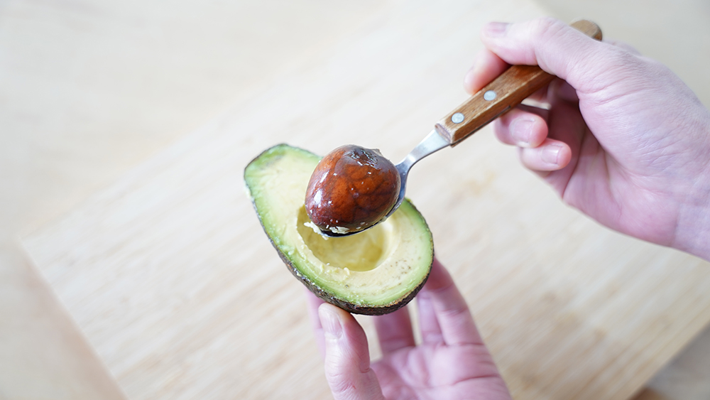 アボカドの種を取り出している様子