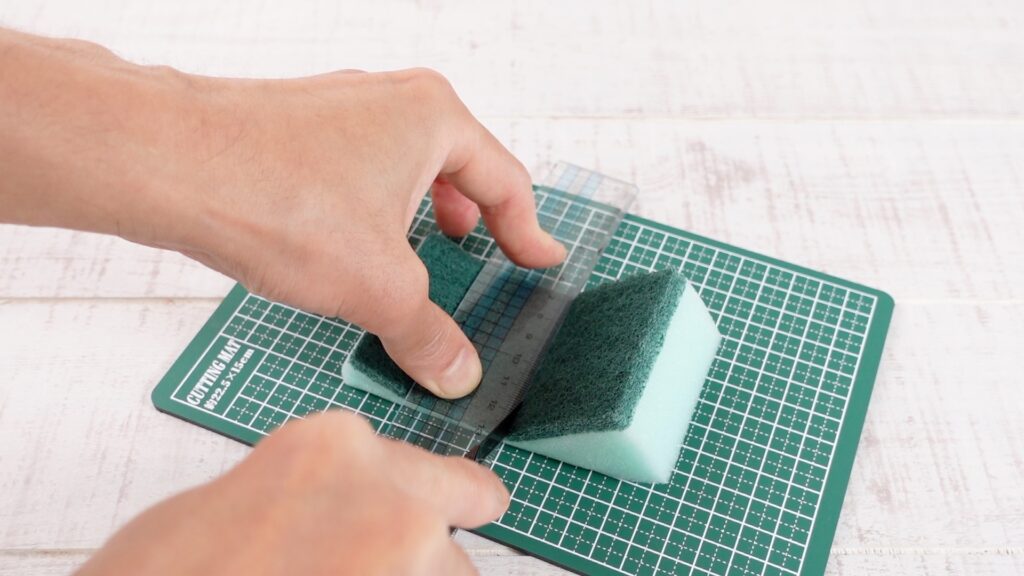 スポンジをカッターで切っている様子