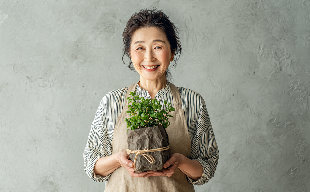 母の日に観葉植物をプレゼントしている様子